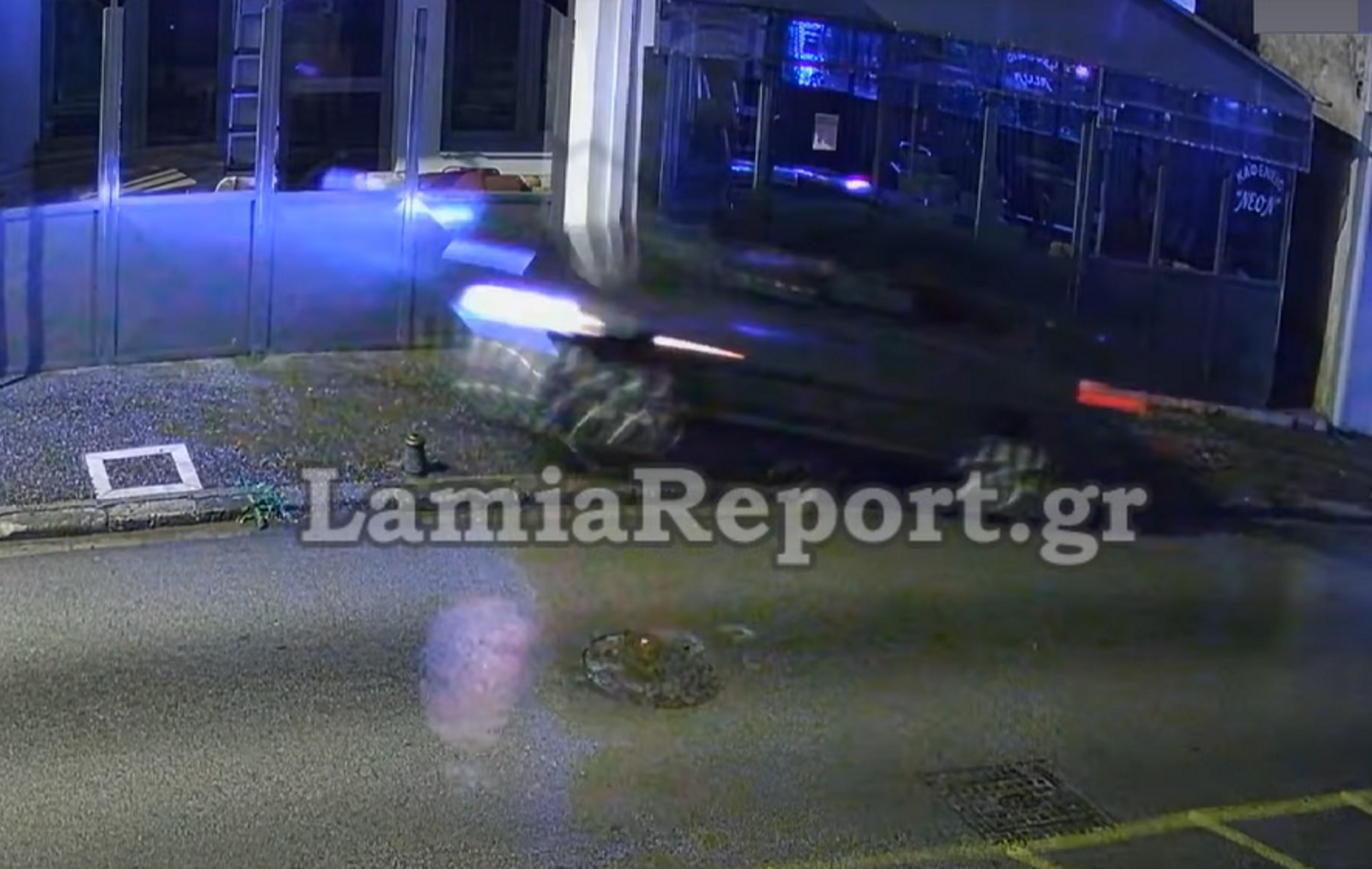 Λαμία: Η στιγμή που αυτοκίνητο «καρφώνεται» σε βιτρίνα καφενείου