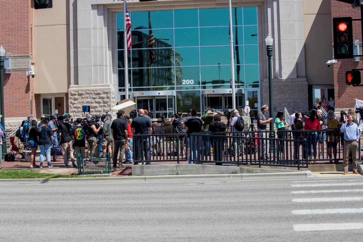Media and onlookers stand outside the Ada County Courthouse in Boise, Idaho, U.S., awaiting the verdict in Lori Vallow Daybell's murder trial, following the deaths of her two children, May 12, 2023.  REUTERS