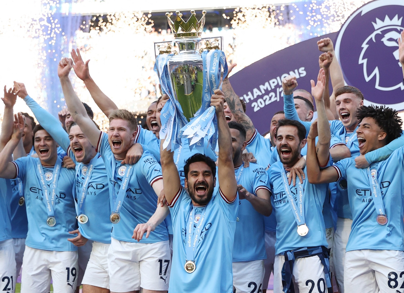 Soccer Football - Premier League - Manchester City v Chelsea - Etihad Stadium, Manchester, Britain - May 21, 2023 Manchester City's Ilkay Gundogan lifts the trophy as he celebrates with teammates after winning the Premier League REUTERS