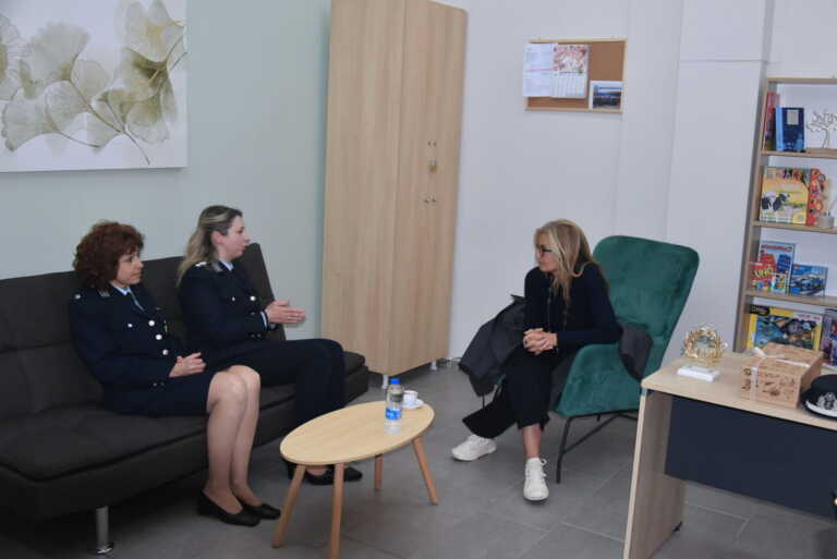Η Μαρέβα Μητσοτάκη επισκέφθηκε το γραφείο ενδοοικογενειακής βίας στην Πάτρα - 990 καταγγελίες γυναικών σε όλη τη χώρα μόνο τον Απρίλιο