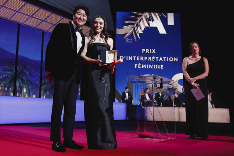 Πολιτικό πόλεμο προκάλεσε στην Τουρκία δήλωση της ηθοποιού, Μερβέ Ντιζντάρ στην βράβευσή της στο Φεστιβάλ Καννών
