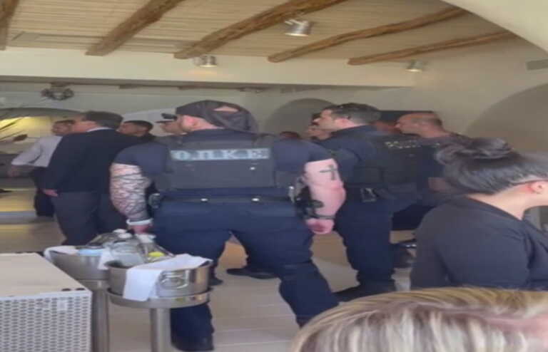 Η στιγμή της εισβολής αστυνομικών στο Nammos - Οι έκπληκτοι θαμώνες και το κομάντο με τατουάζ, γυαλιά ηλίου και μπαντάνα