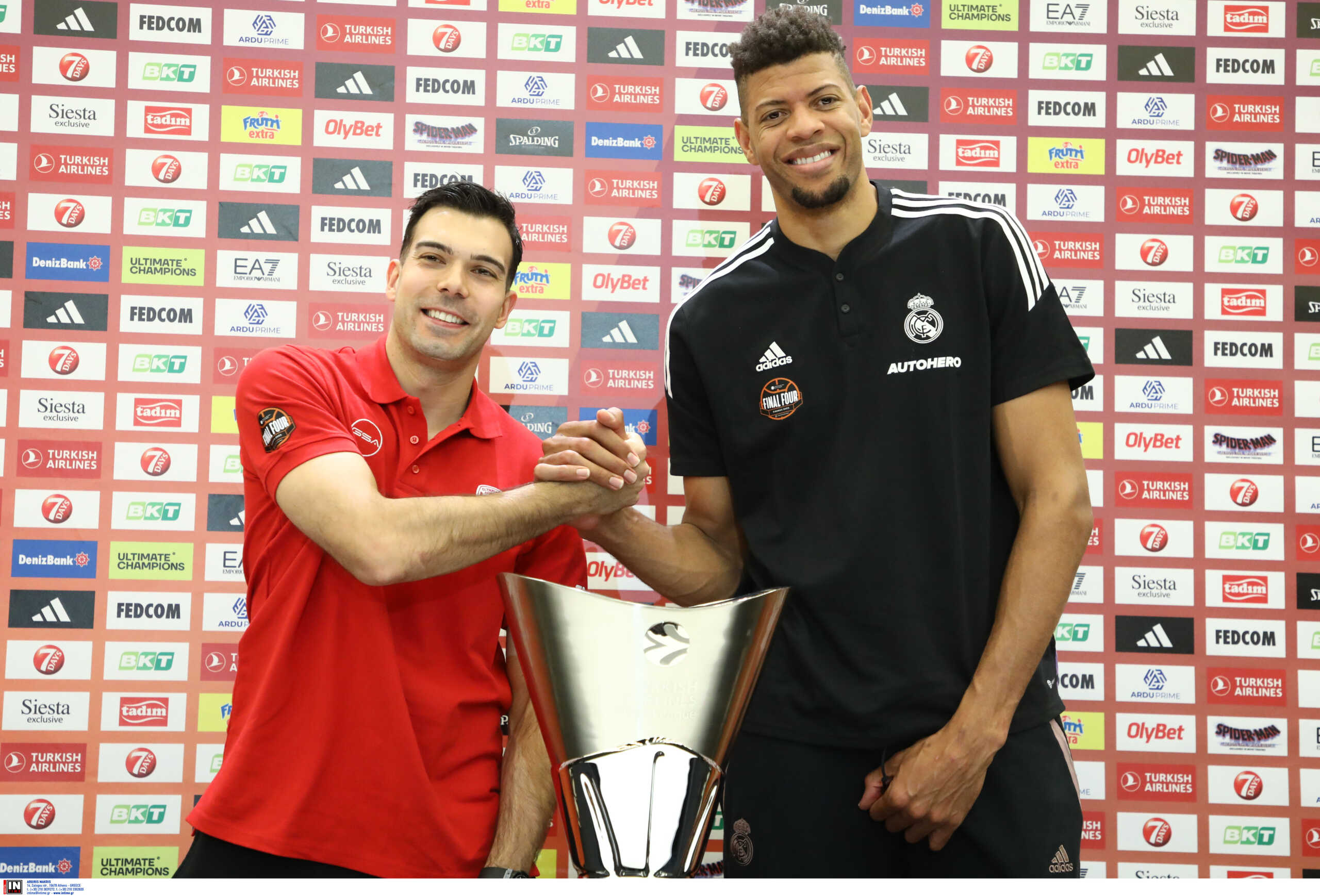 Euroleague final: Olympiacos – Real Madrid with the trophy in the background