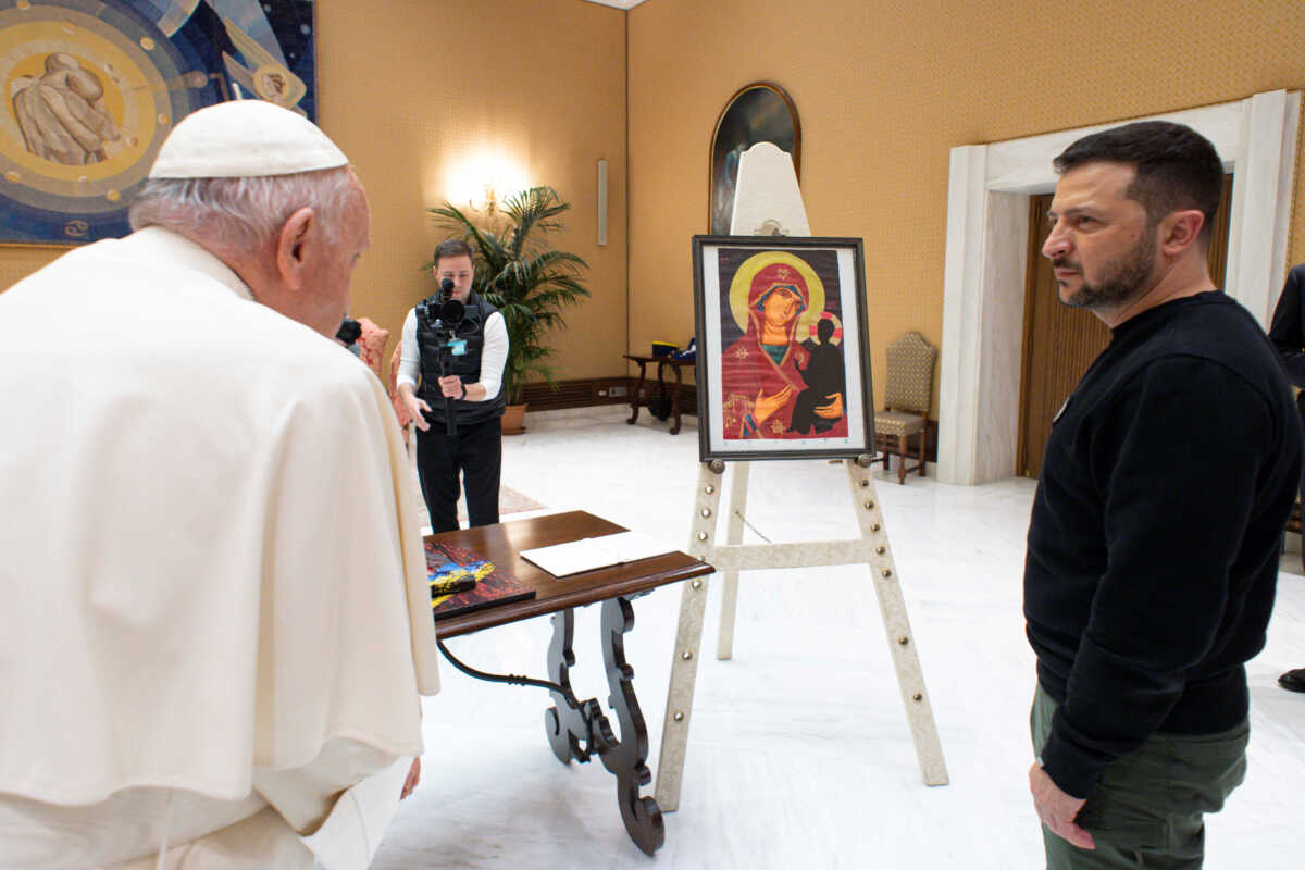 Εικόνα της Παναγίας φτιαγμένη από αλεξίσφαιρα γιλέκα το δώρο του Ζελένσκι στον πάπα Φραγκίσκο