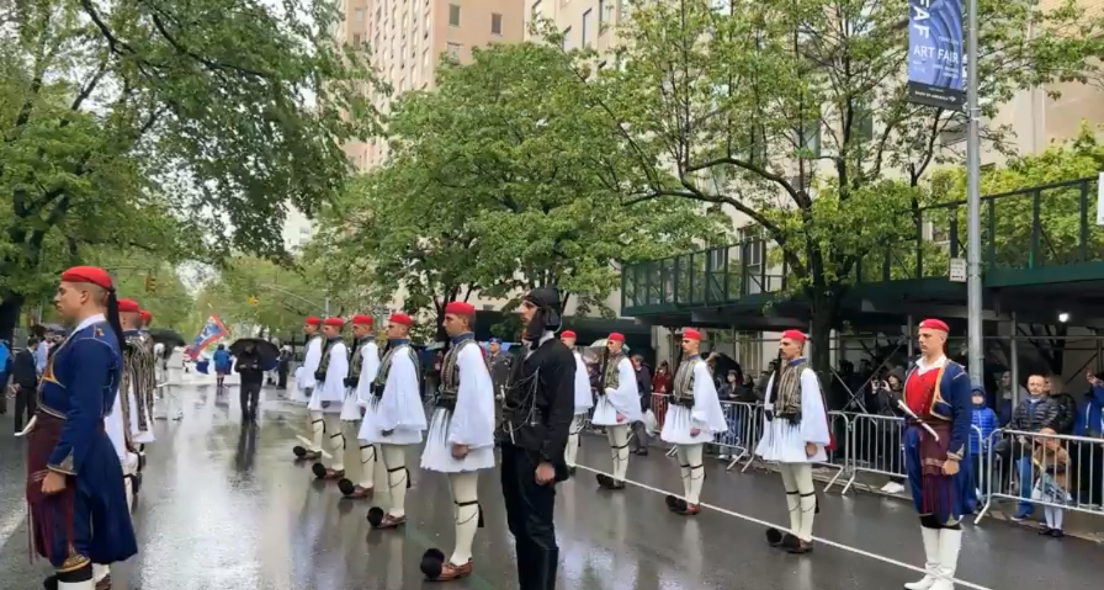 ΗΠΑ: Παρά την βροχή η ομογένεια γιόρτασε με μια λαμπρή παρέλαση την 25η Μαρτίου στη Νέα Υόρκη