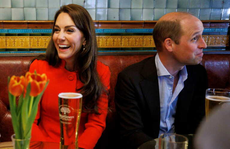 Και πίνουν μπίρες - Ο πρίγκιπας Γουίλιαμ με την Κέιτ σε λονδρέζικη παμπ πριν τη στέψη του πατέρα του