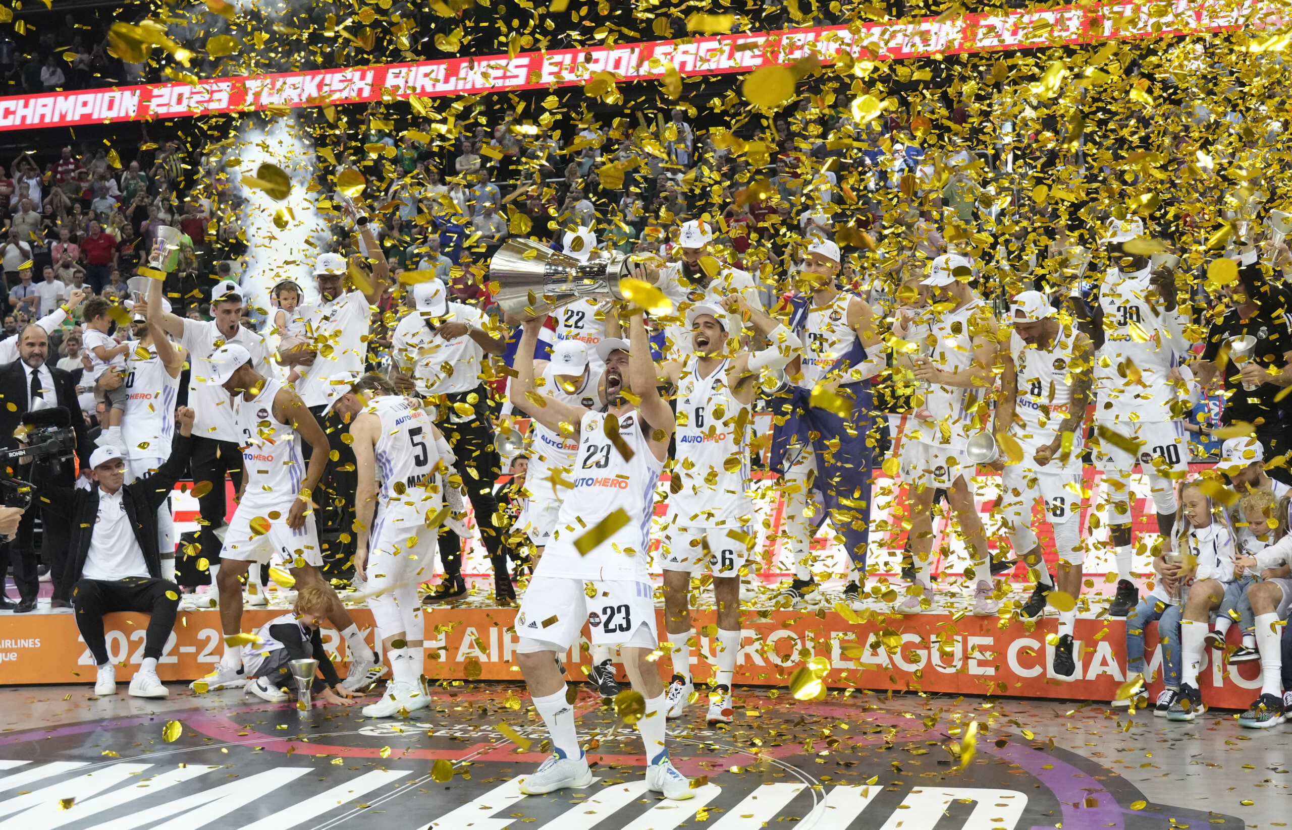 Basketball - EuroLeague Final - Olympiacos Piraeus v Real Madrid - Zalgirio Arena, Kaunas, Lithuania - May 21, 2023 Real Madrid's Sergio Llull celebrates with the trophy and teammates after winning the EuroLeague Final REUTERS