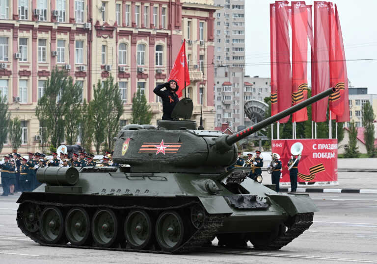 Η «φτωχή» ρωσική παρέλαση της Ημέρας της Νίκης – Ένα τεθωρακισμένο κι αυτό του Β' Παγκοσμίου Πολέμου