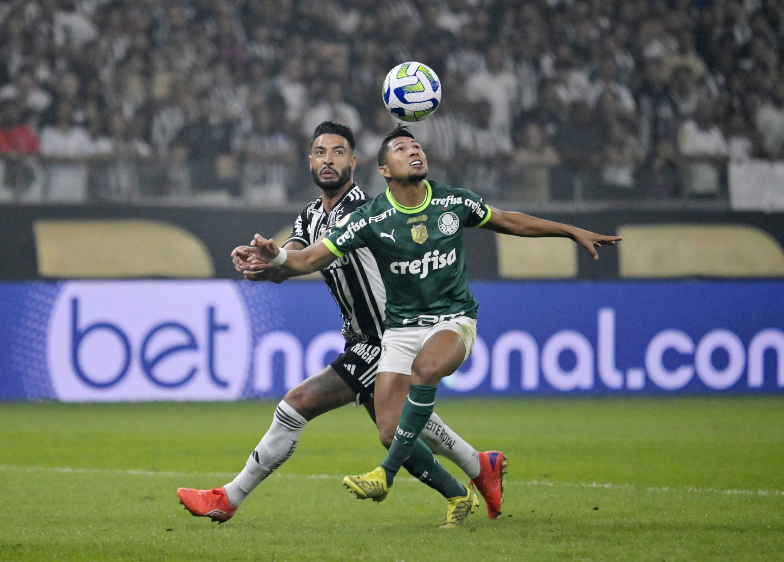 Soccer Football - Brasileiro Championship - Atletico Mineiro v Palmeiras - Estadio Mineirao, Belo Horizonte, Brazil - May 28, 2023 Palmeiras' Rony in action with Atletico Mineiro's Nathan Silva REUTERS