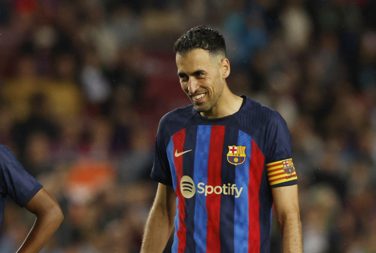 Soccer Football - LaLiga - FC Barcelona v Real Betis - Camp Nou, Barcelona, Spain - April 29, 2023 FC Barcelona's Sergio Busquets with Lamine Yamal after the match REUTERS