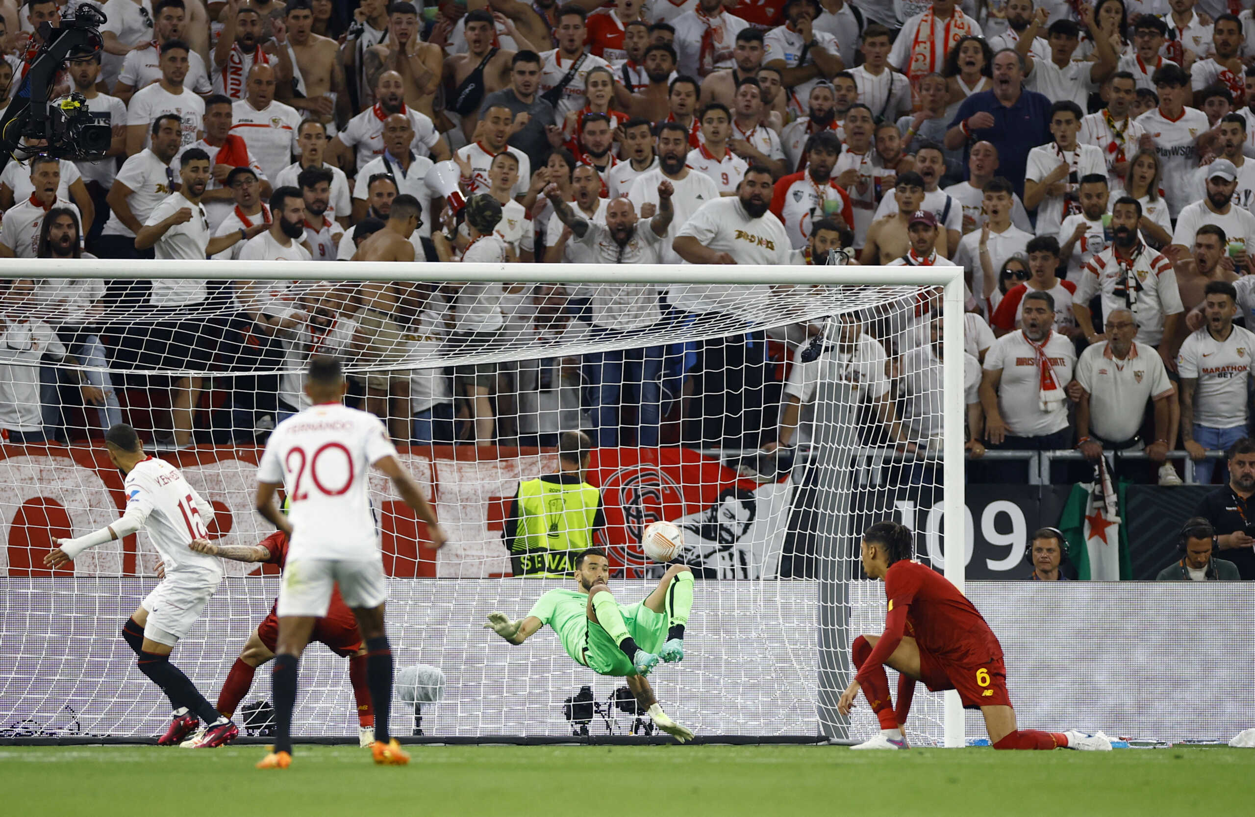 Σεβίλλη – Ρόμα: Με αυτογκόλ του Μαντσίνι οι Ισπανοί έκαναν το 1-1 στον τελικό του Europa League
