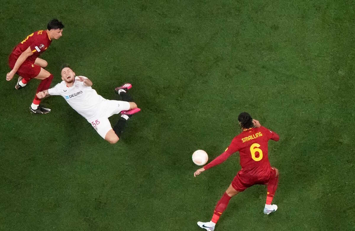 Soccer Football - Europa League - Final - Sevilla v AS Roma - Puskas Arena, Budapest, Hungary - May 31, 2023  AS Roma's Chris Smalling and Roger Ibanez in action with Sevilla's Lucas Ocampos REUTERS