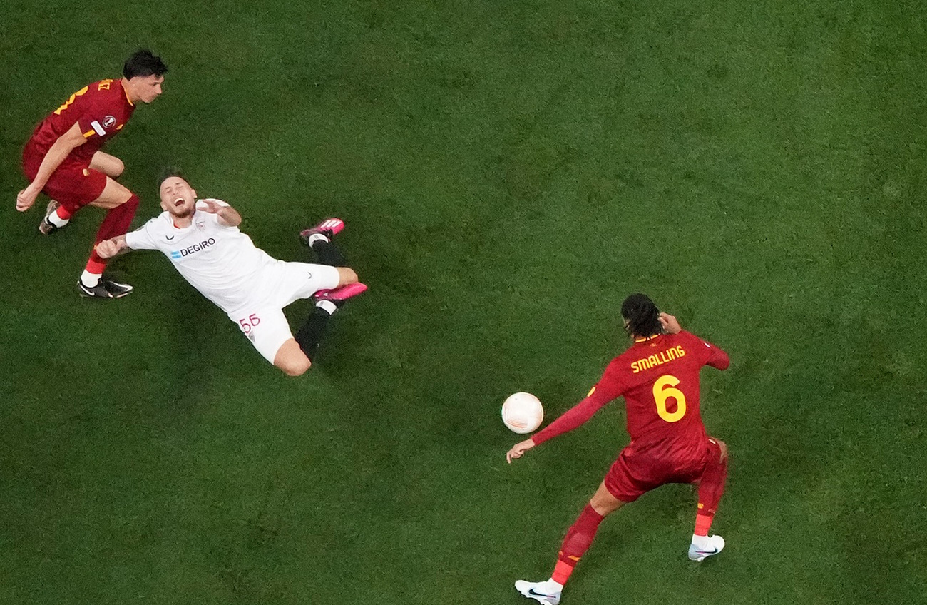 Soccer Football - Europa League - Final - Sevilla v AS Roma - Puskas Arena, Budapest, Hungary - May 31, 2023  AS Roma's Chris Smalling and Roger Ibanez in action with Sevilla's Lucas Ocampos REUTERS