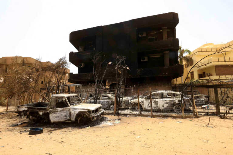 Η Βρετανία απομάκρυνε 2.450 ανθρώπους από το Σουδάν