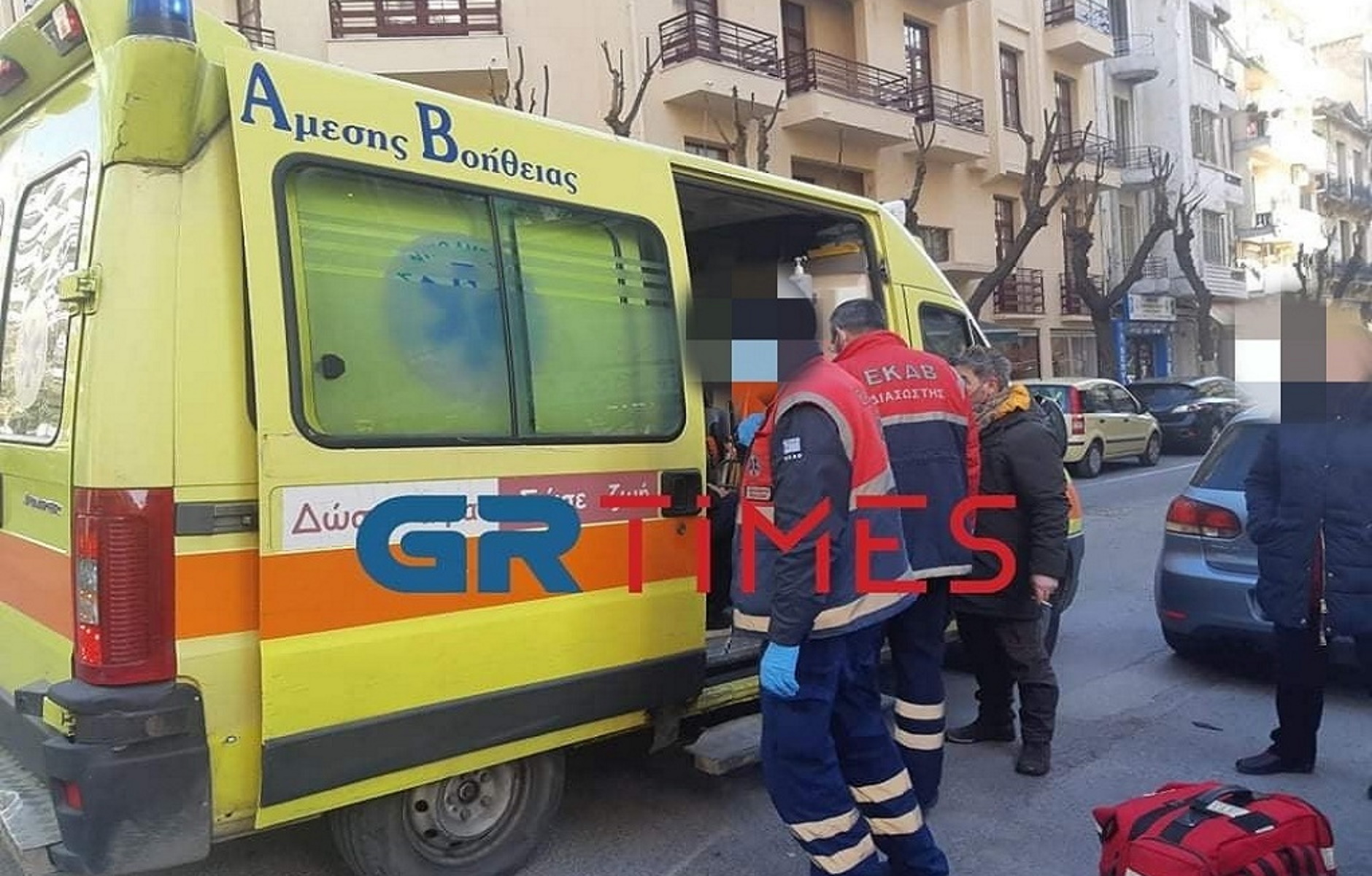 Θεσσαλονίκη: Δέντρο έπεσε πάνω σε 18χρονο σε γήπεδο – Μεταφέρθηκε στο νοσοκομείο