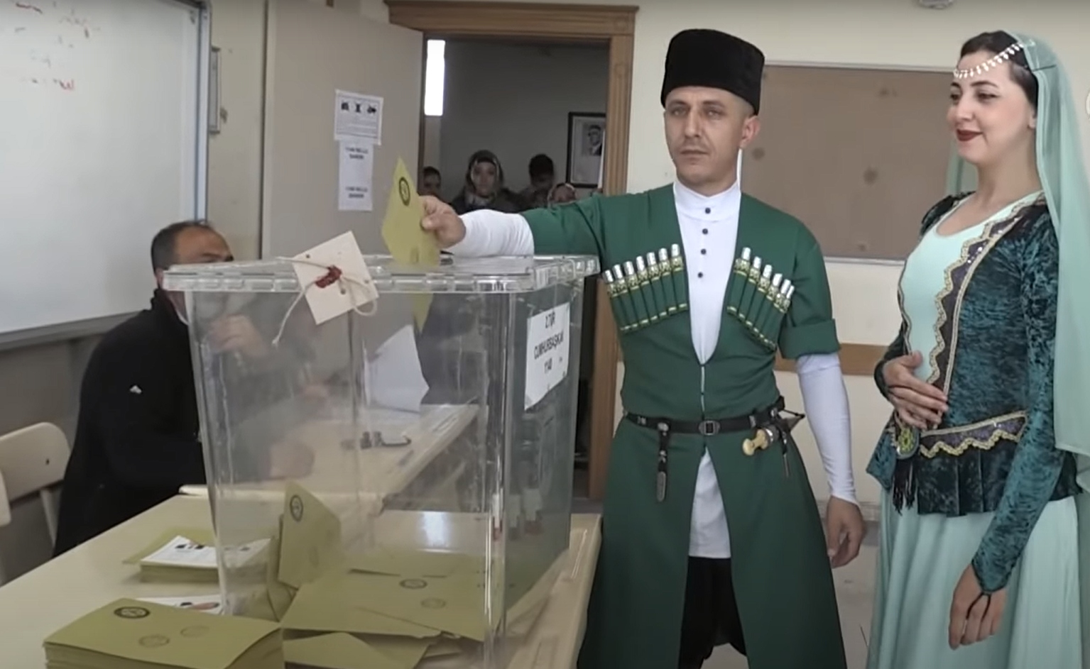Εκλογές Τουρκία: Έβαλαν όχι τα καλά τους, αλλά παραδοσιακές στολές και πήγαν να ψηφίσουν