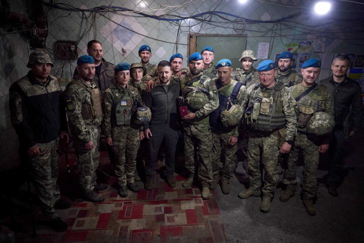 Ουκρανία: Ο Βολοντίμιρ Ζελένσκι επισκέφθηκε την πρώτη γραμμή του μετώπου