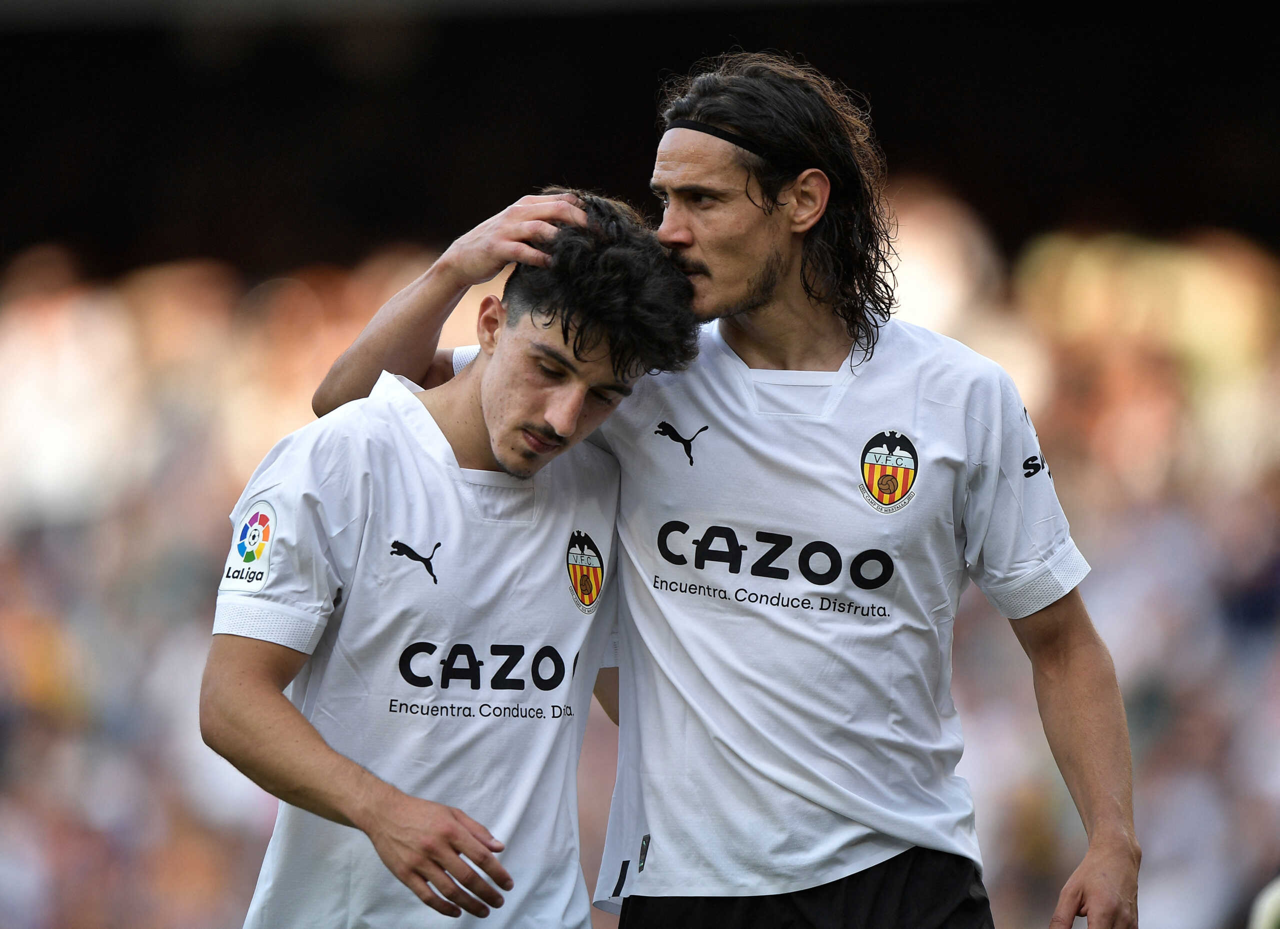 Soccer Football - LaLiga - Valencia v Real Madrid - Mestalla, Valencia, Spain - May 21, 2023 Valencia's Edinson Cavani with Diego Lopez during the match REUTERS