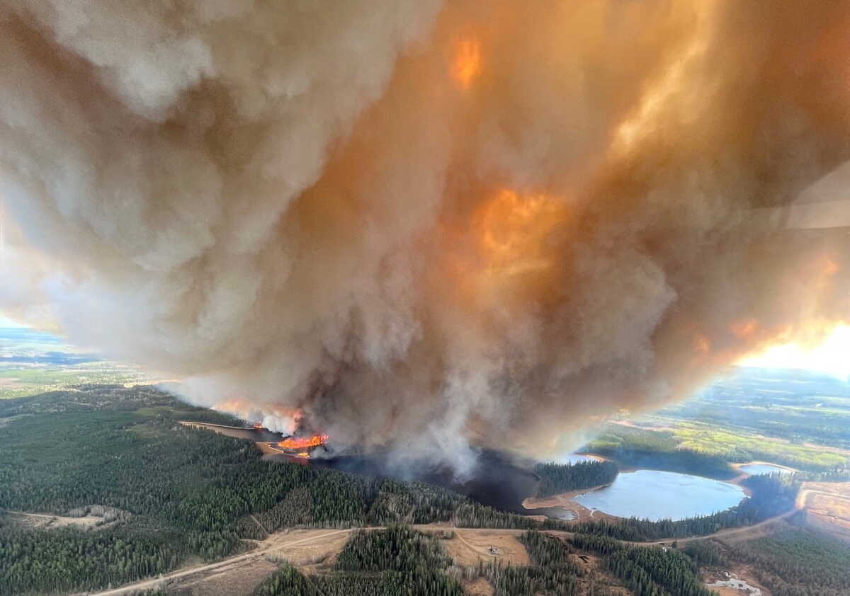 Καναδάς: Στις φλόγες έχει παραδοθεί η Αλμπέρτα – Στάχτη 4.000.000 στρέμματα, χιλιάδες εκτοπισμένοι