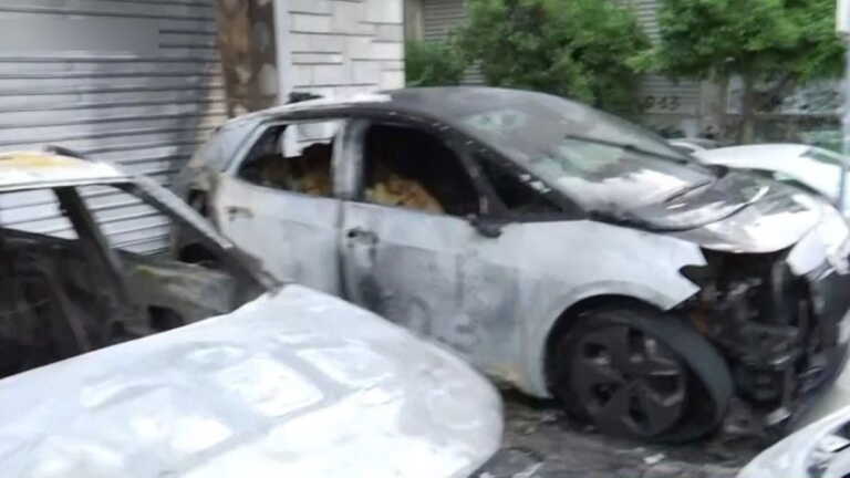 Φωτιά σε εταιρεία αυτοκινήτων στη Λεωφόρο Αλεξάνδρας – Καταστράφηκαν τέσσερα οχήματα