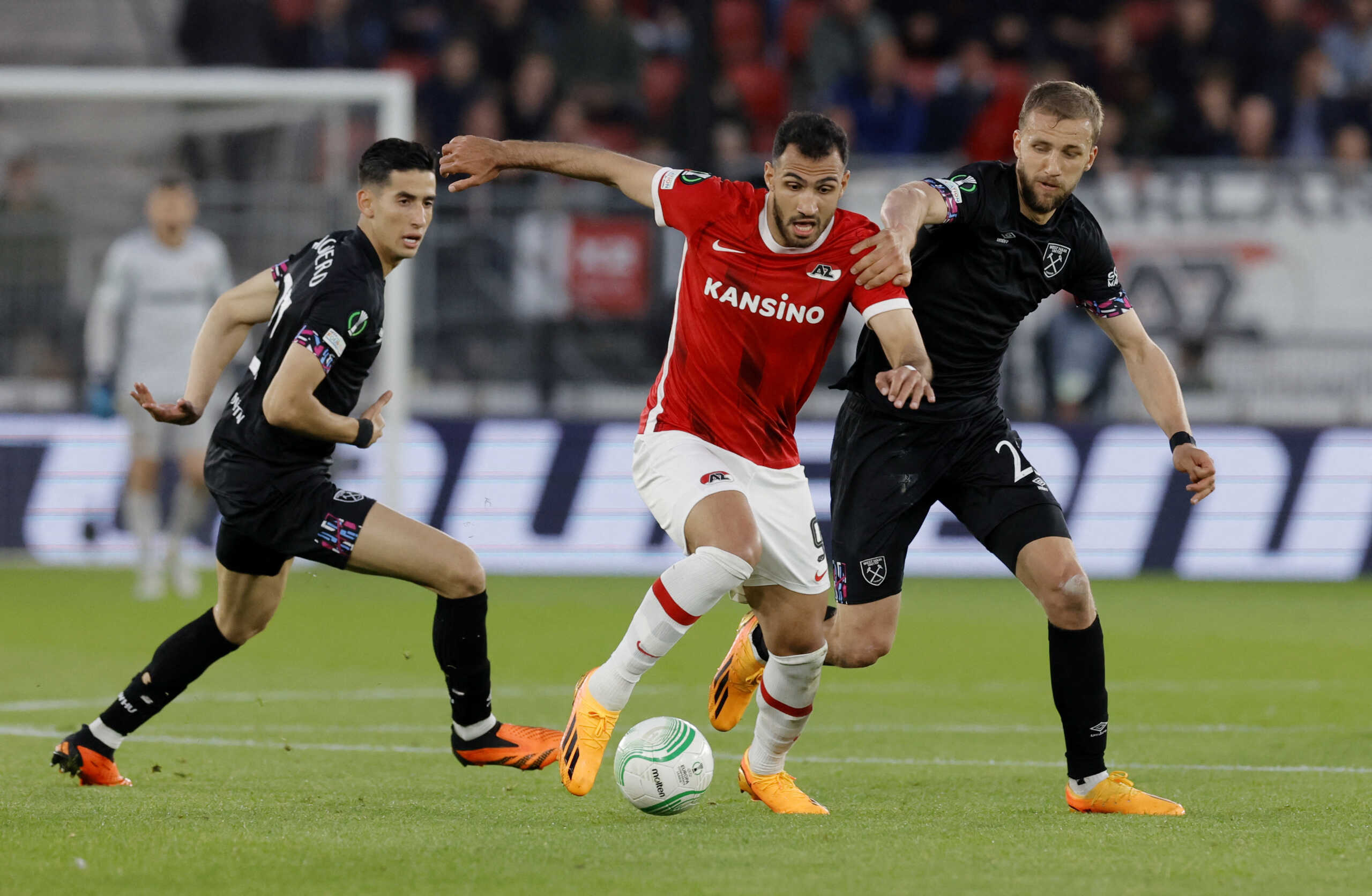 Soccer Football - Europa Conference League - Semi Final - Second Leg - AZ Alkmaar v West Ham United - AFAS Stadion, Alkmaar, Netherlands - May 18, 2023  AZ Alkmaar's Vangelis Pavlidis in action with West Ham United's Tomas Soucek REUTERS