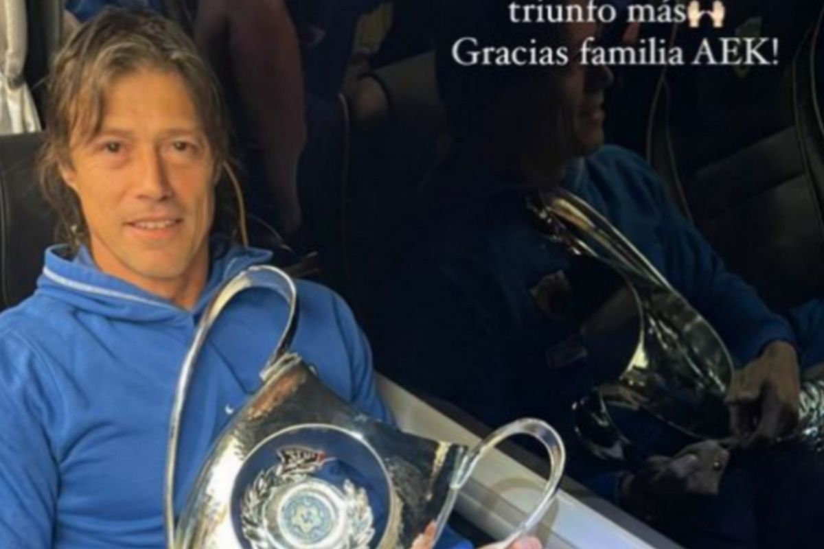 ΑΕΚ: Ο Ματίας Αλμέιδα δεν άφησε το Κύπελλο από την αγκαλιά του
