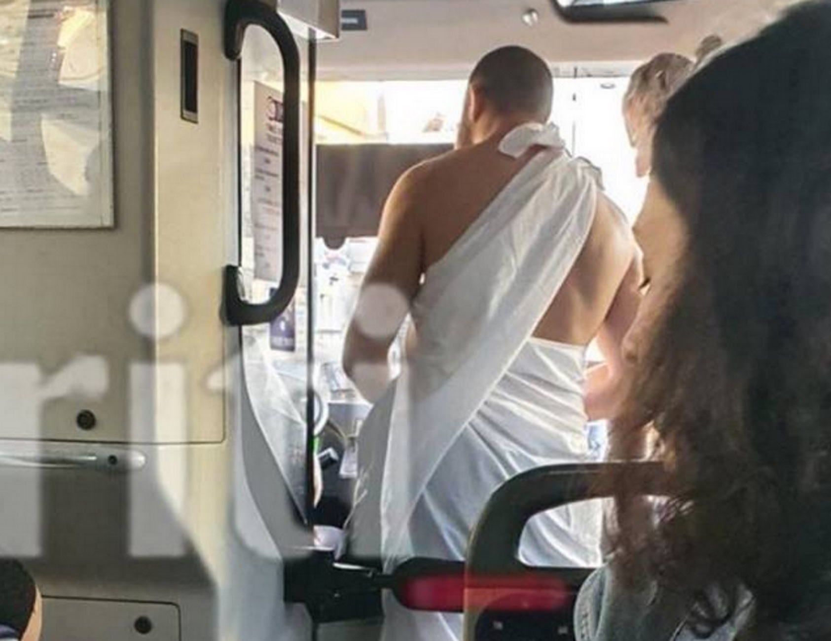 Κρήτη: Ντύθηκαν αρχαίοι Έλληνες και έδωσαν ρεσιτάλ σε λεωφορείο – Δείτε βίντεο