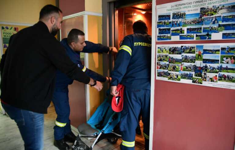 Κλείστηκε στο ασανσέρ μέσα σε εκλογικό κέντρο της Λάρισας στο δρόμο για την κάλπη - Δείτε εικόνες