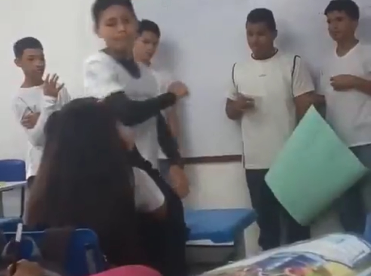 Βραζιλία: Βίντεο με 14χρονο να καρφώνει στυλό στο πρόσωπο συμμαθήτριάς του