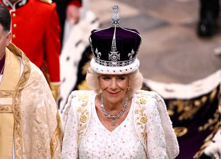Το συμβολικό ντύσιμο της Βασίλισσας Καμίλα και τα κεντήματα φόροι τιμής στην τελετή στέψης