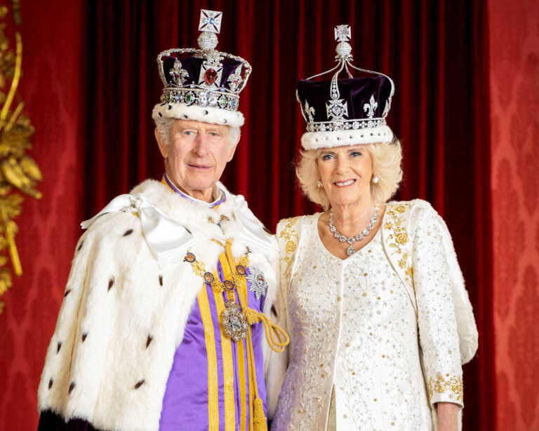 Ο βασιλιάς Κάρολος μετά τη στέψη του πάει διακοπές μαζί με τη βασίλισσα Καμίλα