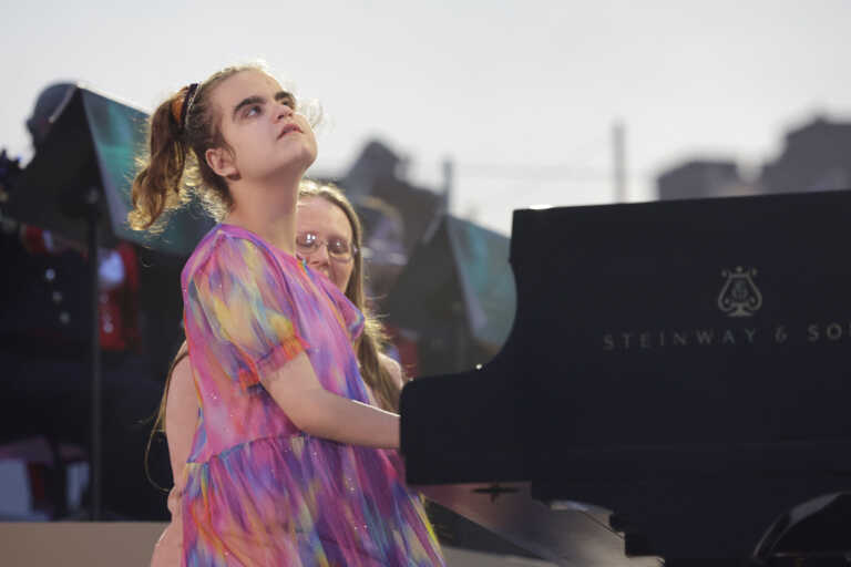 Συγκίνησε η 13χρονη τυφλή πιανίστρια με αυτισμό που έπαιξε στη συναυλία στο Γουίνσδορ προς τιμήν του Βασιλιά Καρόλου