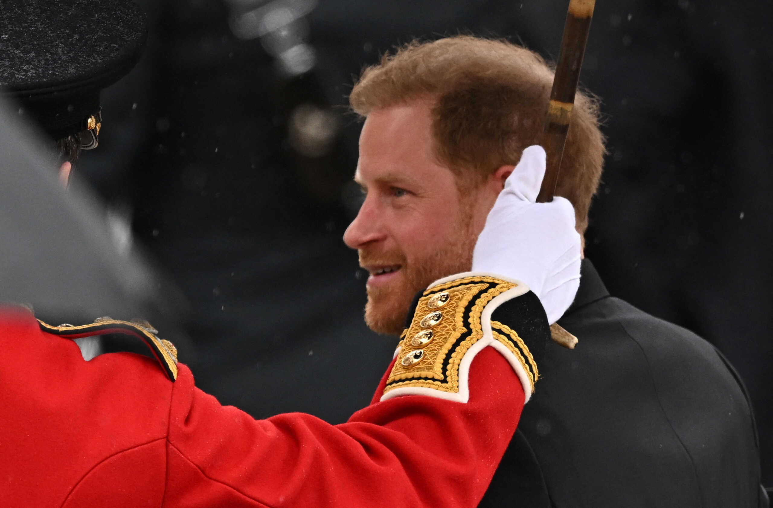 Βασιλιάς Κάρολος: Μόνος αλλά χαμογελαστός ο πρίγκιπας Χάρι στην τελετή στέψης