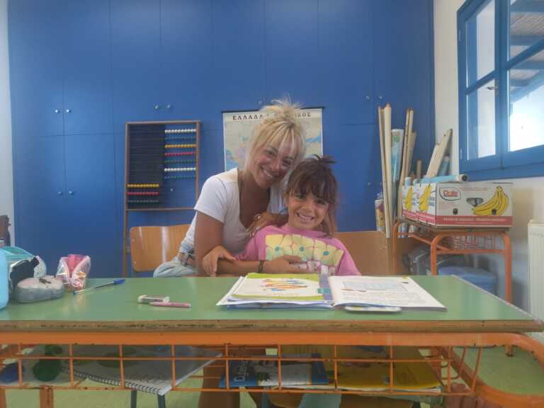 Η μάνα δασκάλα και η κόρη της η μοναδική μαθήτρια - Εικόνες από το πιο ξεχωριστό σχολείο της χώρας
