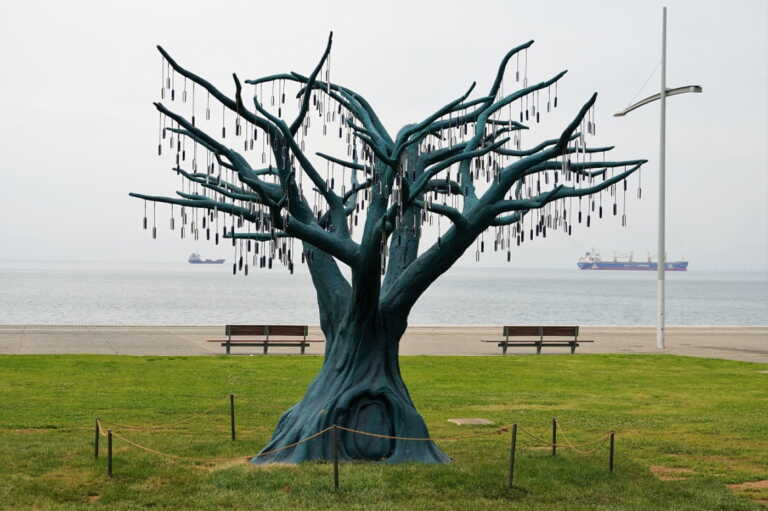 Φωτοβολταϊκό δέντρο στη Θεσσαλονίκη με φωτεινούς «καρπούς» - Εντυπωσιακές εικόνες