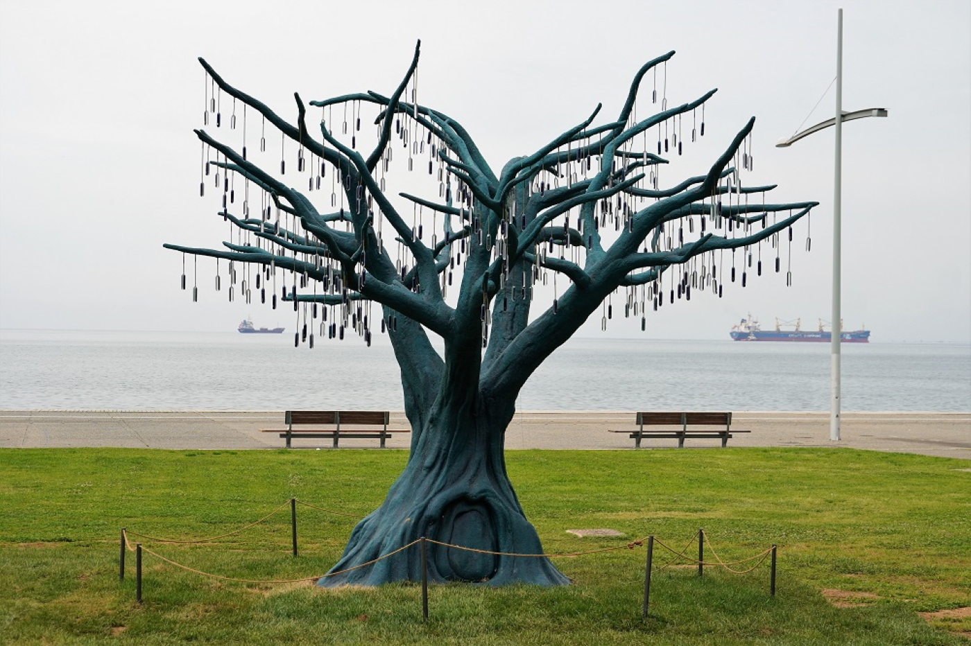 Θεσσαλονίκη: Φωτοβολταϊκό δέντρο στη Νέα Παραλία με φωτεινούς «καρπούς»