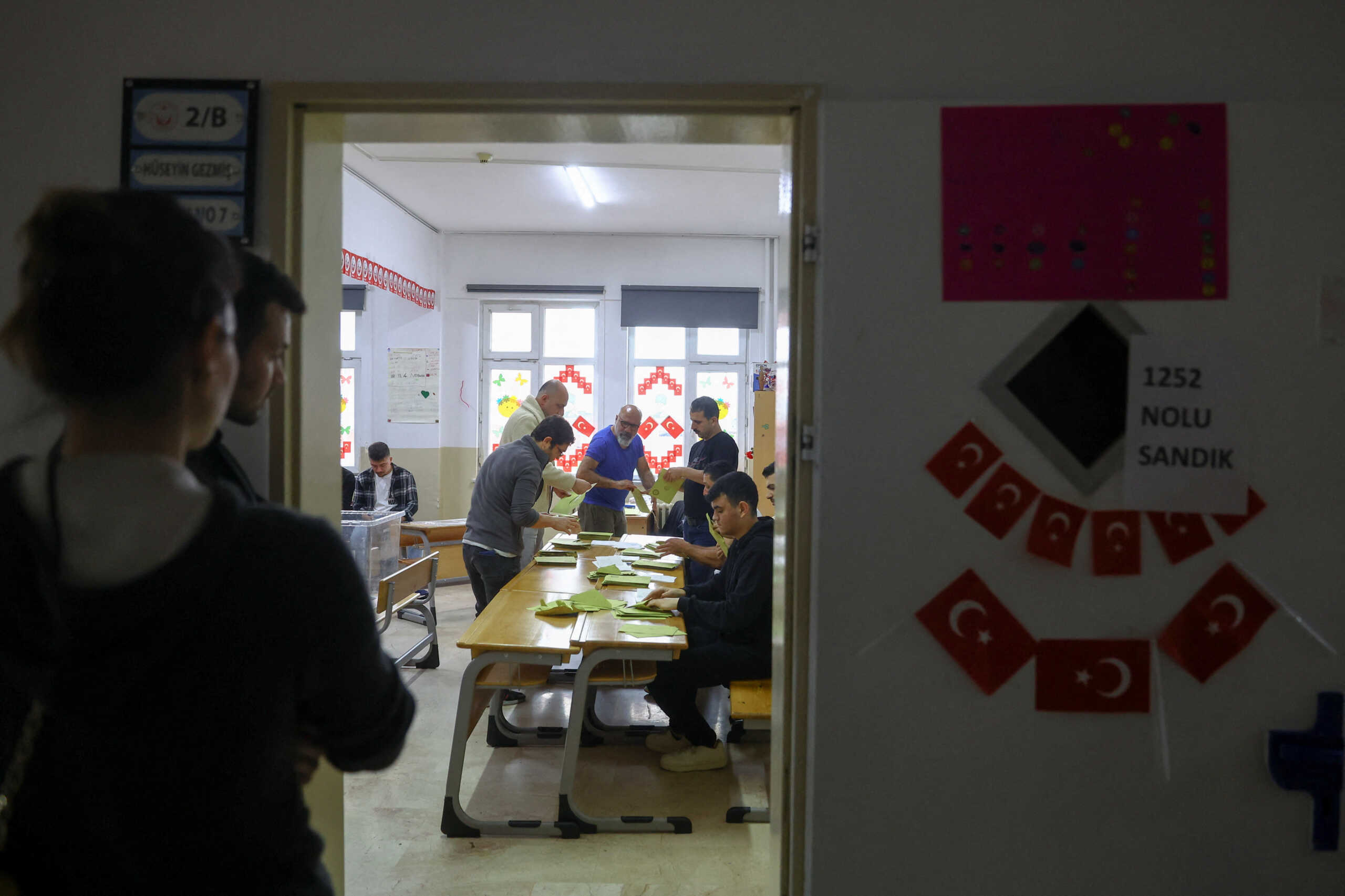 People observe as officials count votes on the day of the second round of the presidential election in Istanbul, Turkey May 28, 2023. REUTERS