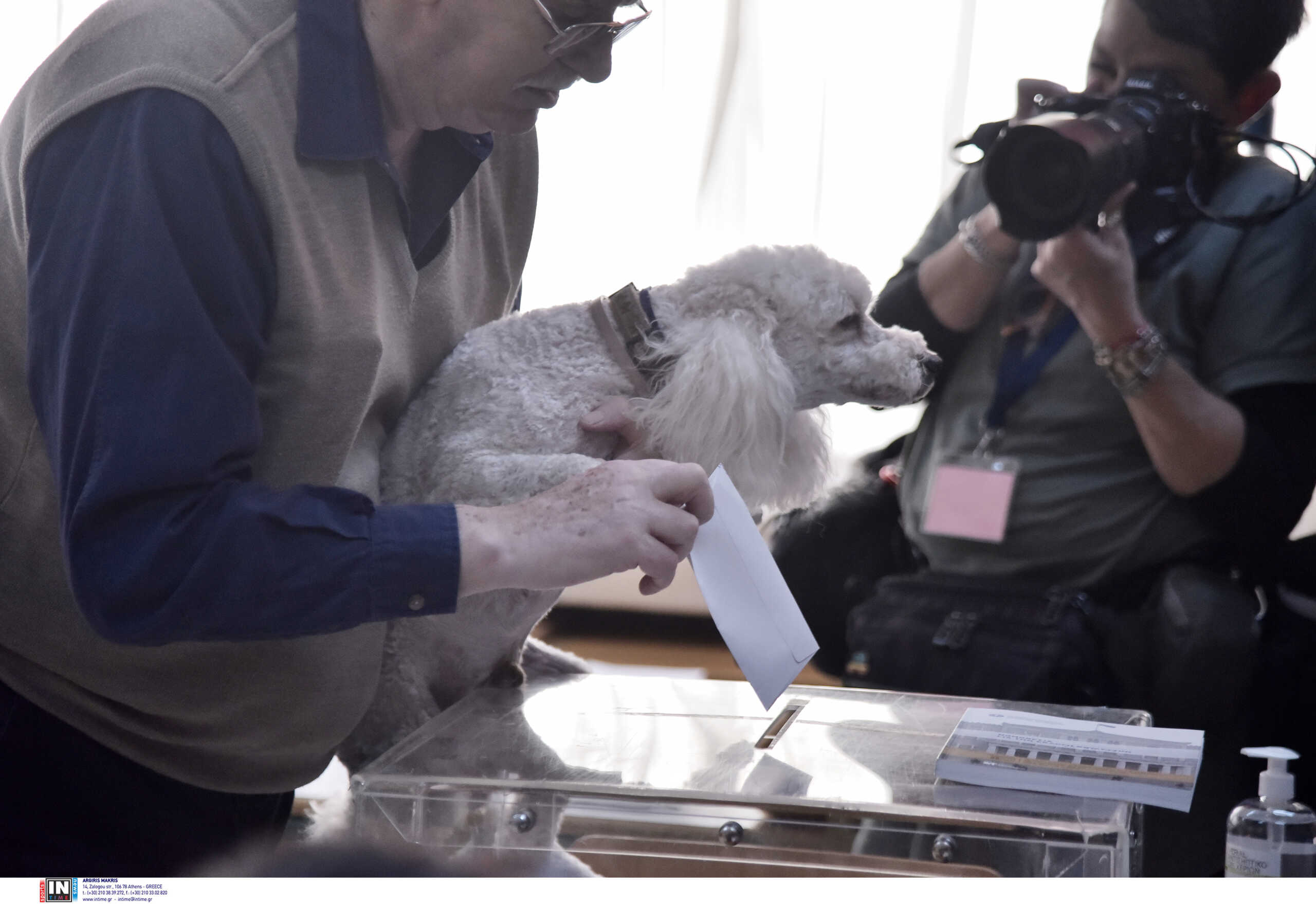Εκλογές 2023: Άνδρας ψήφισε αγκαλιά με το σκυλάκι του