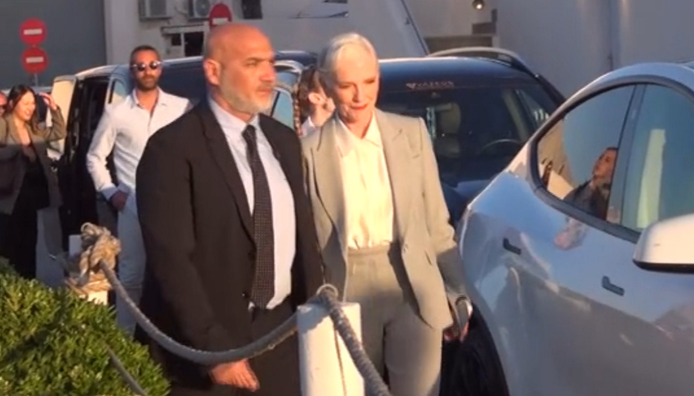 Σαντορίνη: Βίντεο με τη μητέρα του Έλον Μασκ να βγαίνει από Tesla κάτω από δρακόντεια μέτρα
