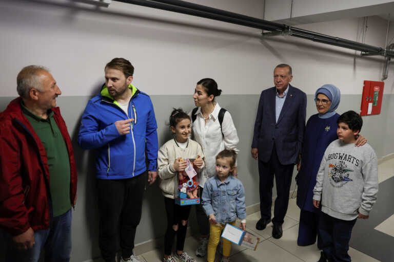 Ο Ερντογάν μοίραζε λίρες σε παιδάκια περιμένοντας να ψηφίσει