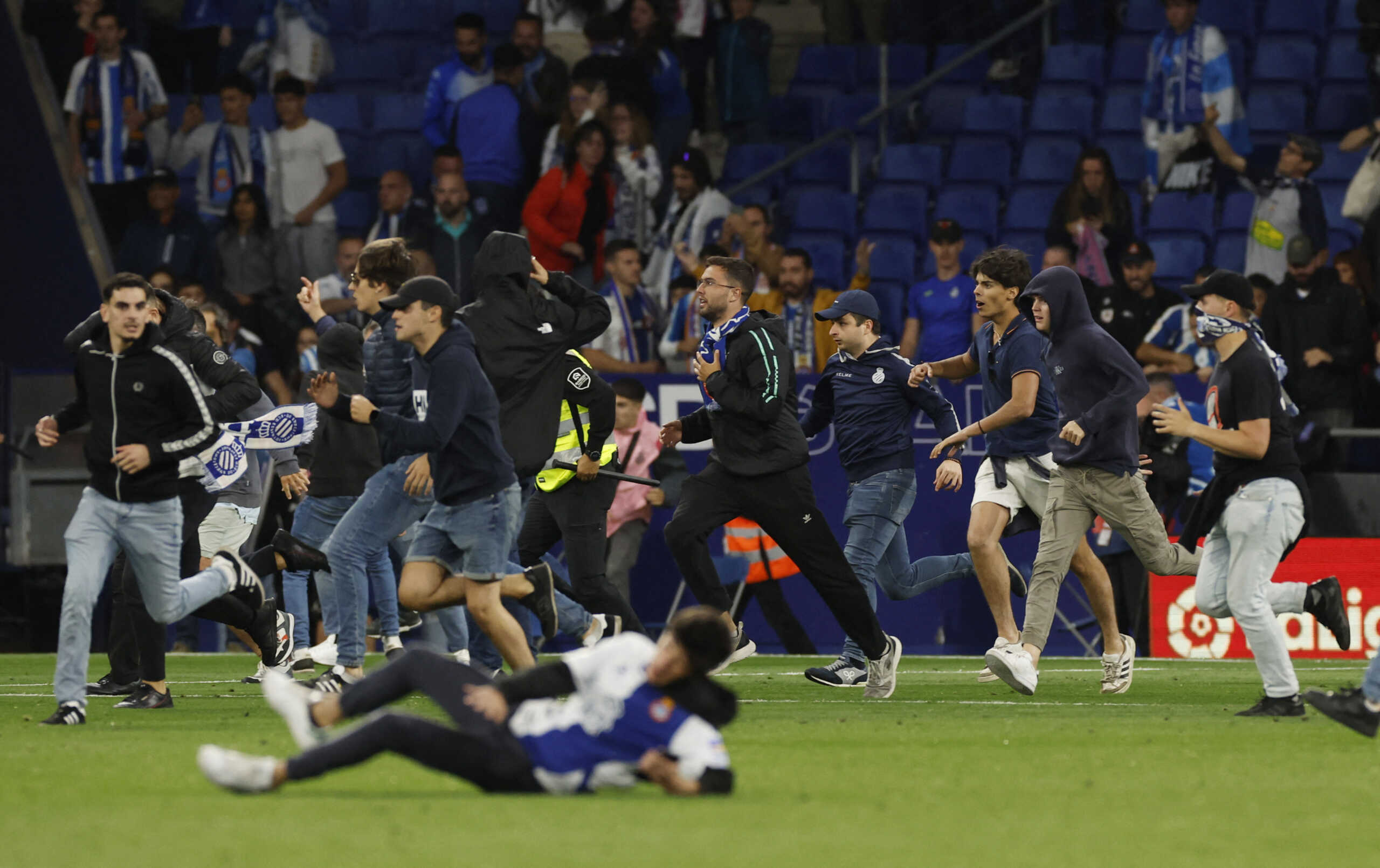 Soccer Football - LaLiga - Espanyol v Barcelona - RCDE Stadium, Cornella de Llobregat, Spain - May 14, 2023 Espanyol fans invade the pitch after FC Barcelona players celebrate winning LaLiga REUTERS