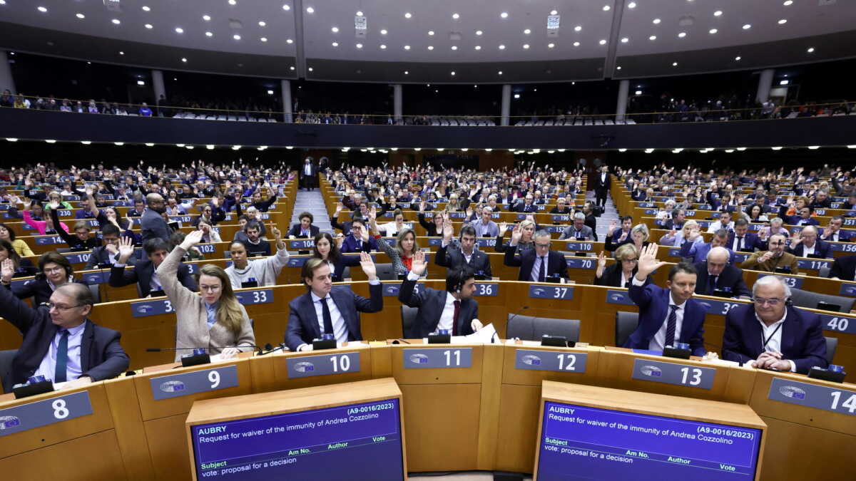 Οι ευρωεκλογές θα διεξαχθούν από 6 έως 9 Ιουνίου του 2024 αποφάσισε η ΕΕ