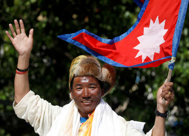 Ορειβάτης από το Νεπάλ κατέκτησε την κορυφή του Έβερεστ για 27η φορά και έκανε ρεκόρ