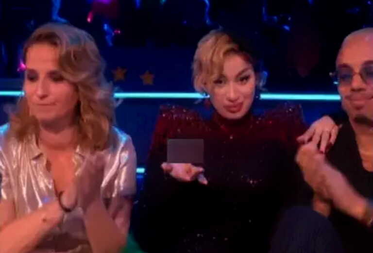 Η Γαλλίδα τραγουδίστρια σήκωσε το μεσαίο δάχτυλο στην κάμερα της Eurovision - Η αντίδραση της Μαρίας Κοζάκου