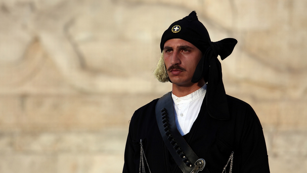 Στρατιώτης της Προεδρικής Φρουράς που φορά τη στολή του Πόντιου Αντάρτη στέκεται στον Άγνωστο Στρατιώτη στο πλαίσιο των εκδηλώσεων τιμής για την Ημέρα μνήμης της Γενοκτονίας των Ποντίων από τους Οθωμανούς, Παρασκευή 19 Μαίου 2017. ΑΠΕ-ΜΠΕ