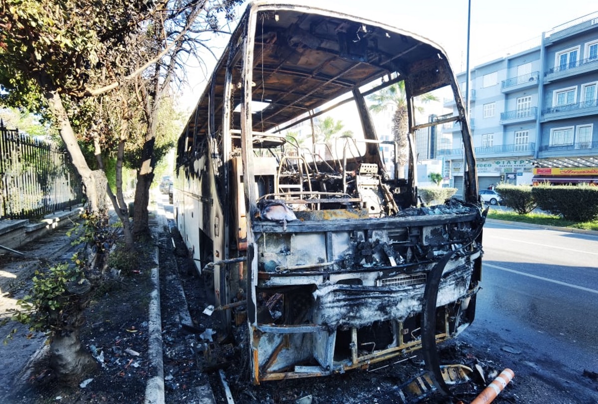 Σοβαρά επεισόδια με μολότοφ και χημικά στη Λεωφόρο Αθηνών – Στάχτη έγιναν λεωφορεία