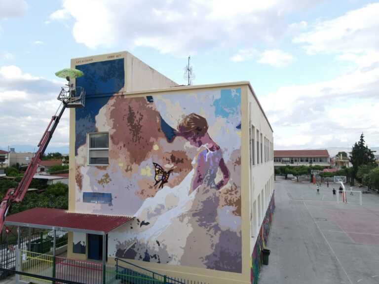Γκράφιτι στο δημοτικό σχολείο Βέλου Κορινθίας στη μνήμη της Γαρυφαλλιάς Ψαράκου που δολοφονήθηκε στη Φολέγανδρο