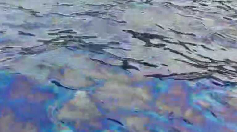 Ρύπανση με έντονη οσμή πετρελαίου στη θάλασσα της Γραμβούσας - Τι «βλέπει» το Λιμενικό στα Χανιά