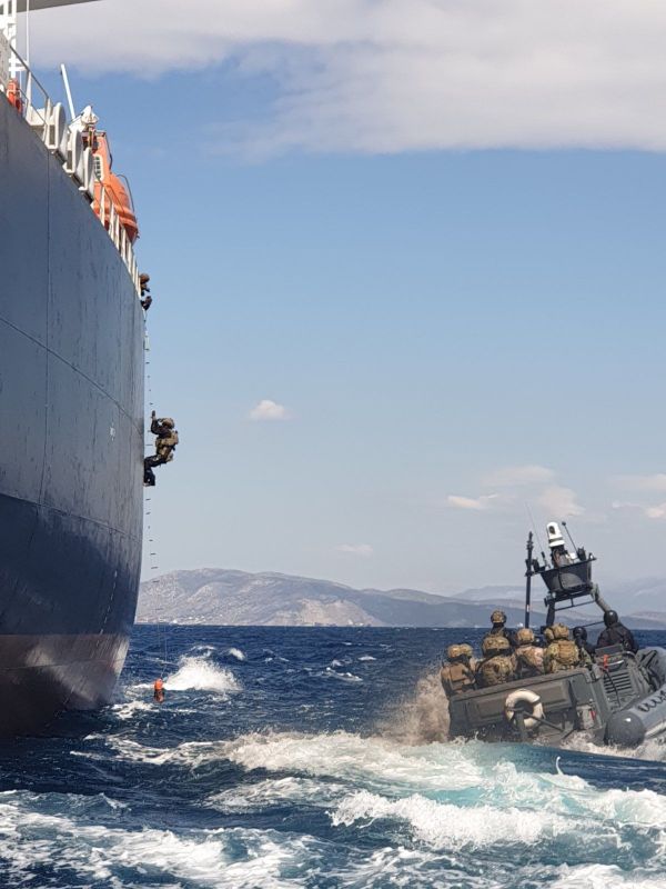 Με μαχητικά οι Ένοπλες Δυνάμεις πάνω από τη γέφυρα Ρίου – Αντιρίου ΦΩΤΟ