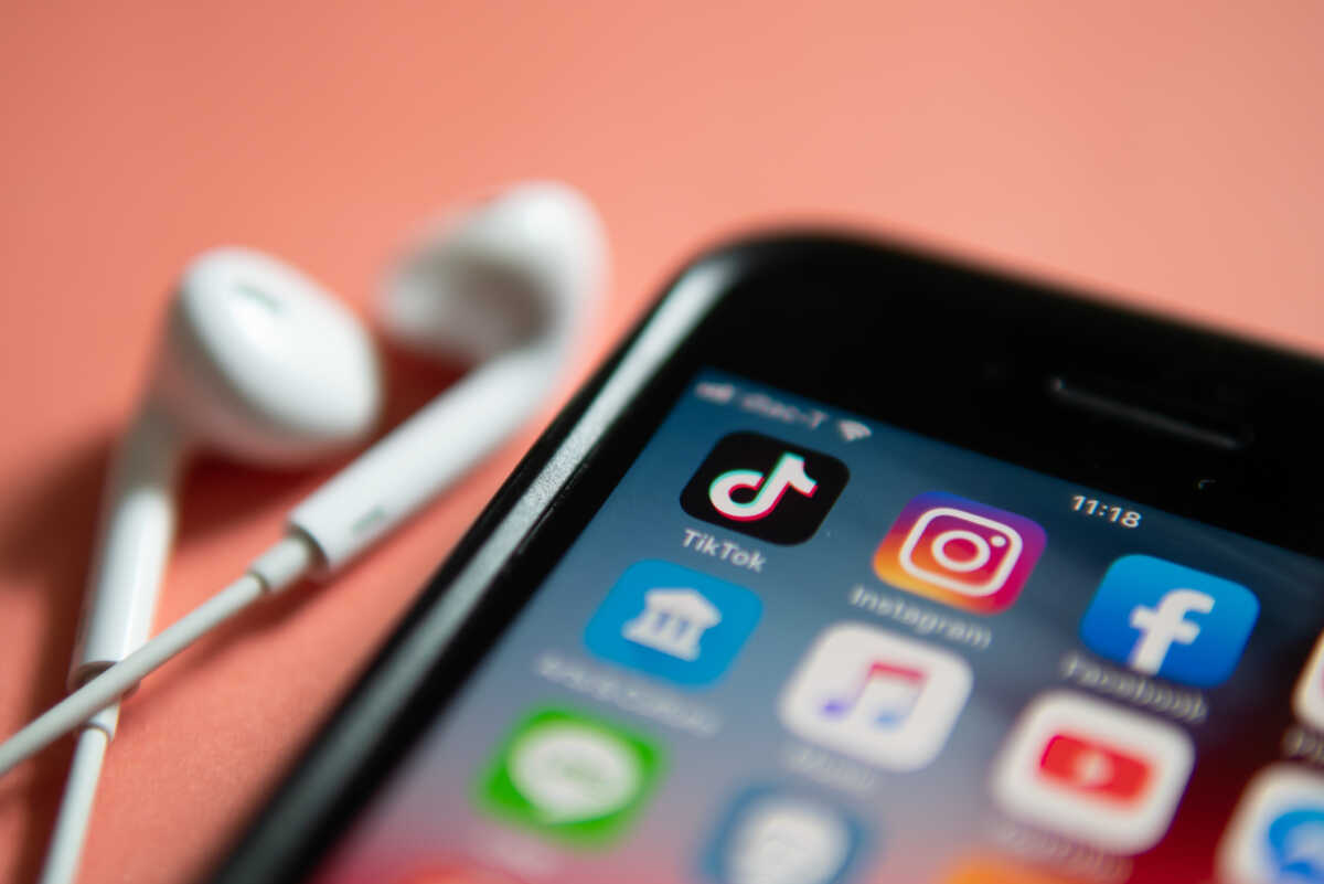Γαλλία: Με γονική συναίνεση η χρήση social media για ανηλίκους κάτω των 15 ετών – Τι προβλέπει το νομοσχέδιο